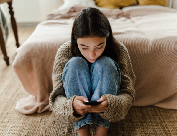 Ezért van az, hogy az „okos” gyerekek  nem tudják letenni a telefont