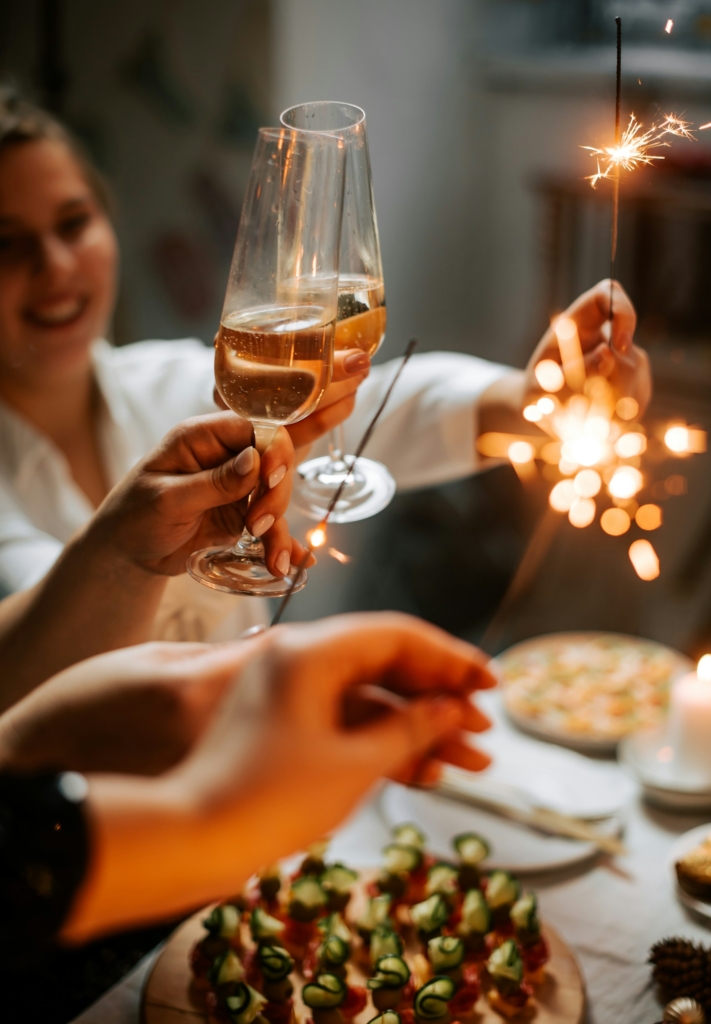 Szilveszteri koccintás otthon pezsgővel és csillagszóróval