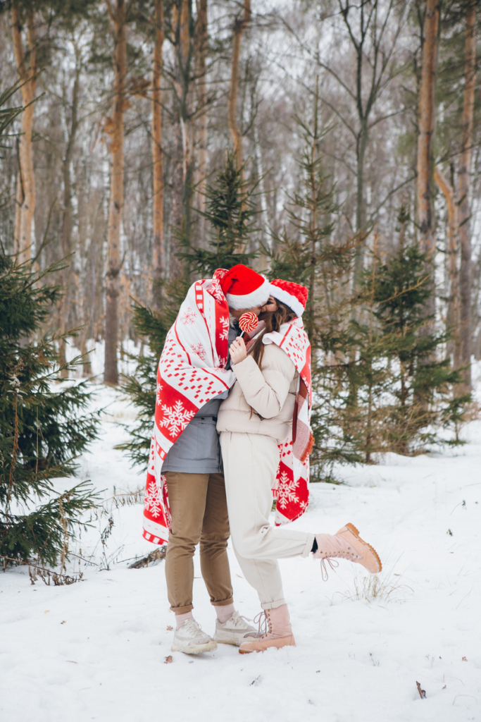 Fiatal pár, téli utazás