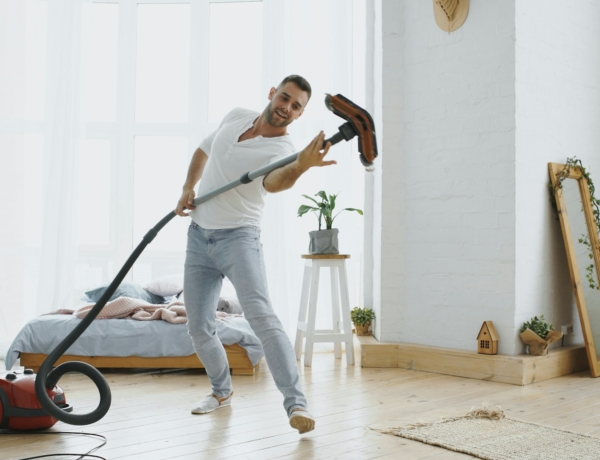 „Elvonul 40 percre a vécére és akkor kerül elő, amikor már kész vagyok.” – Hogyan vonja ki magát a pasid a segítés alól?