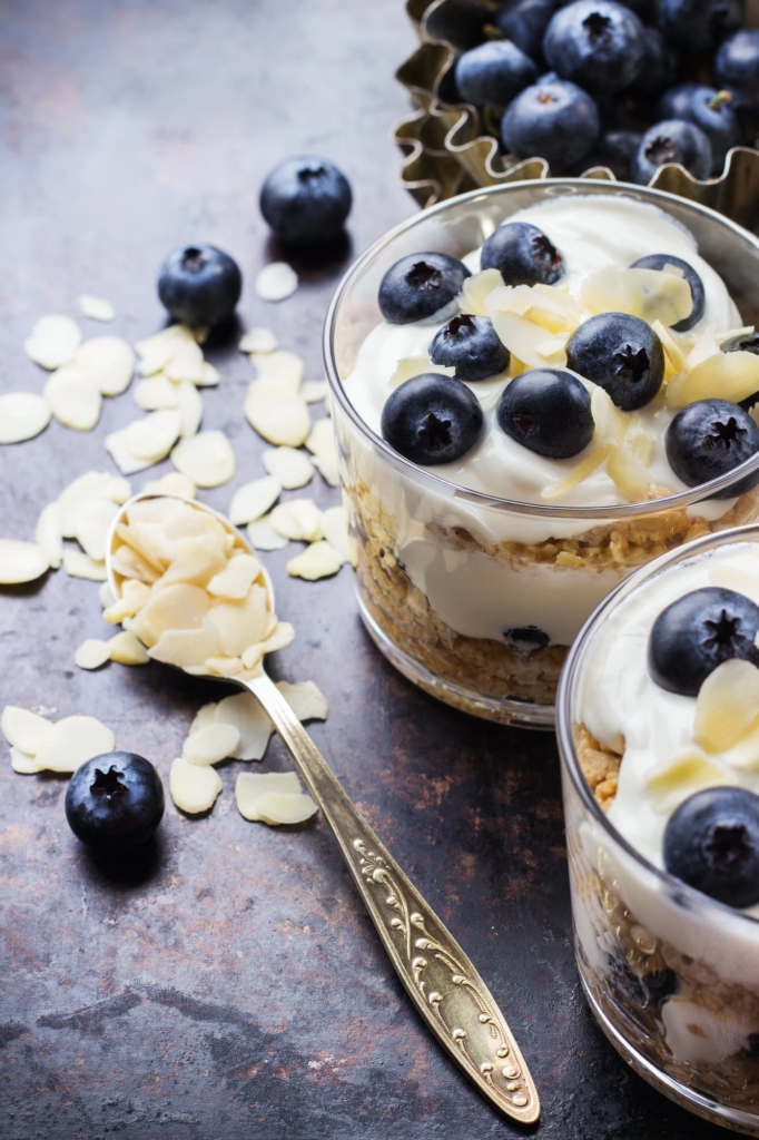 Joghurt, granola és áfonya