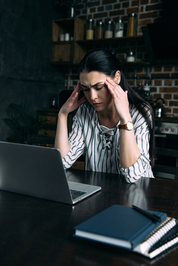 Nő stresszes, a laptopján dolgozik