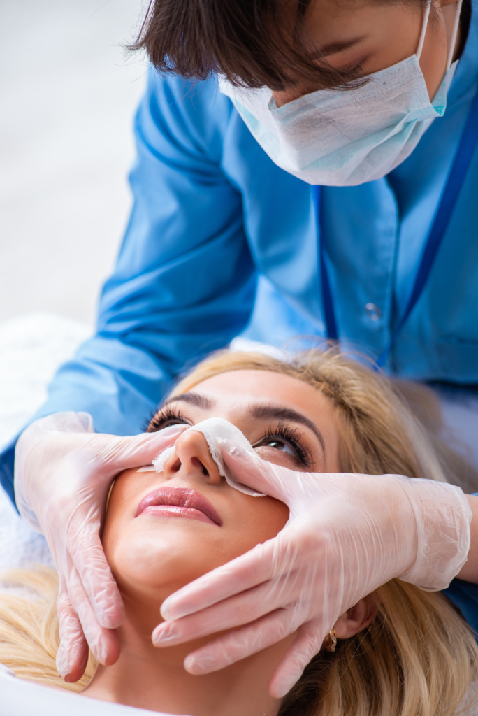 Nő orra letapasztva a plasztikai műtét előtt