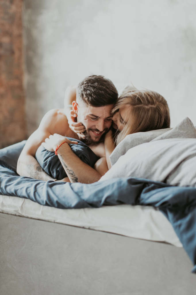 Nő és férfi az ágyban összebújva