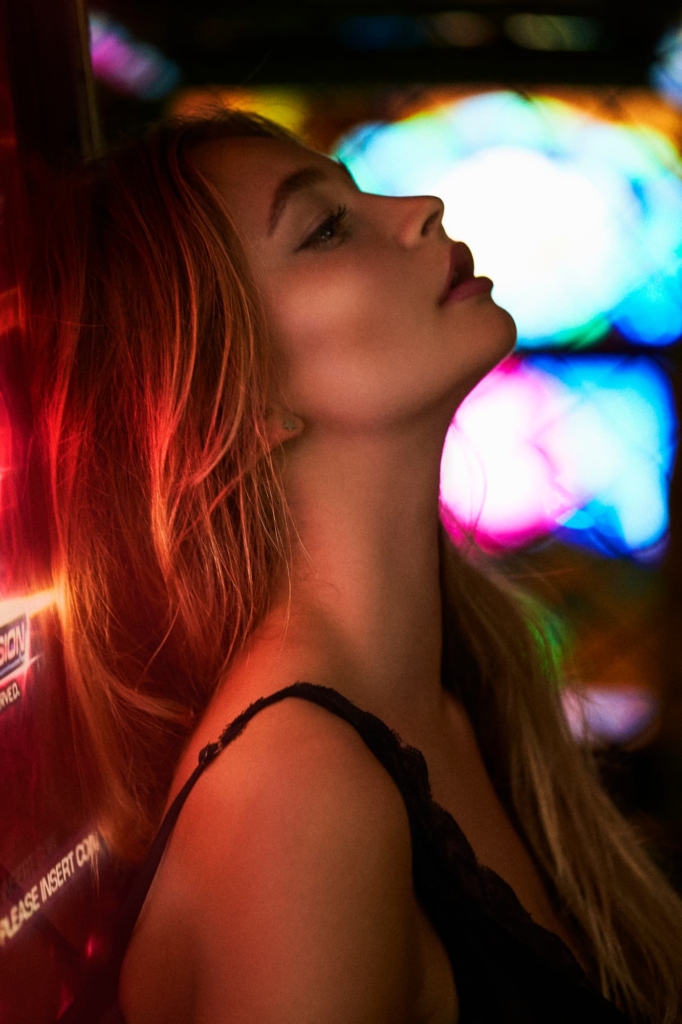 Lány félrevonulva a tömegből