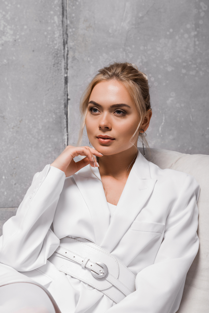 Fiatal, határozott nő nadrágkosztümben