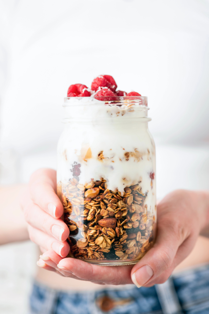 Friss reggeli granola, joghurt és málna