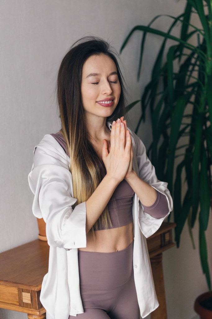 Fiatal lány otthon meditál
