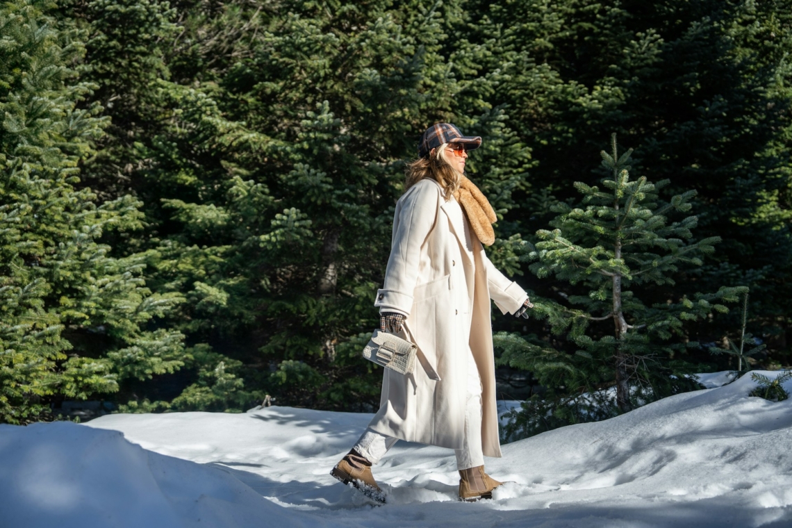 Így viseld a fehér nadrágot télen – nem lehetetlen küldetés