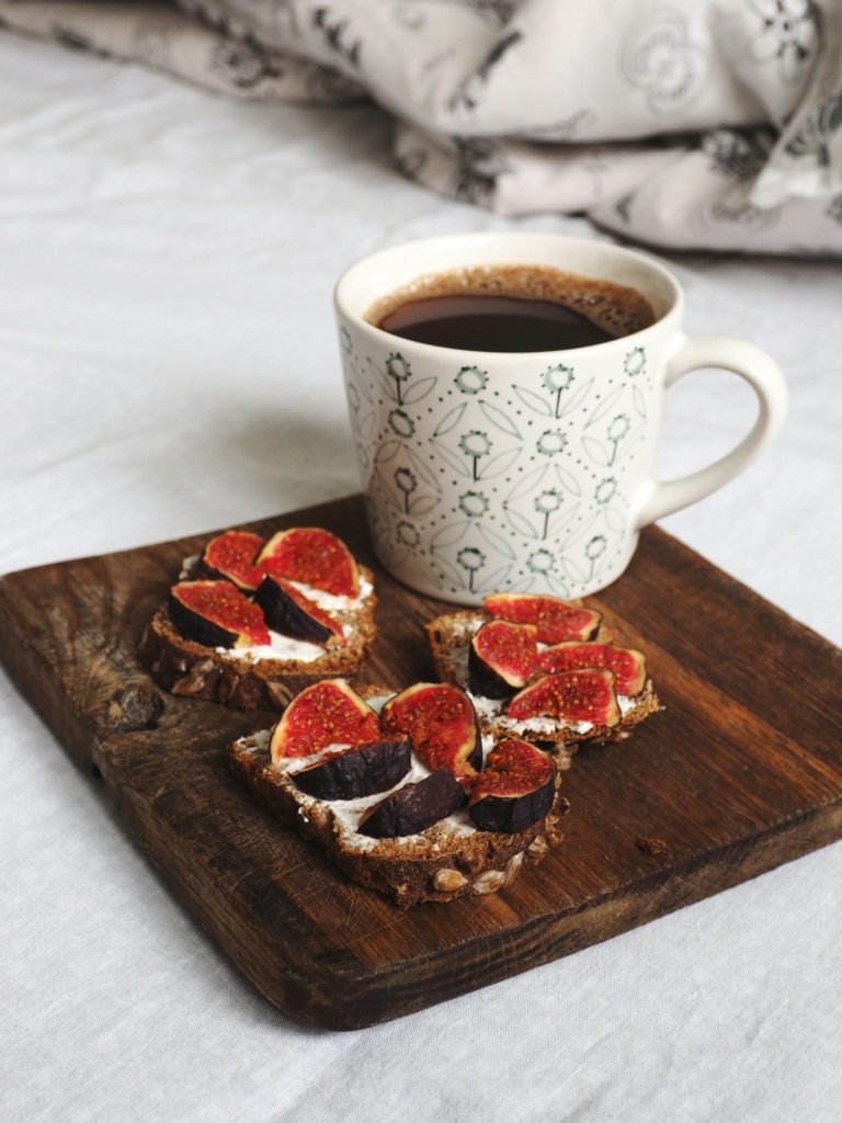 Tartine aux figues et café sur un plateau