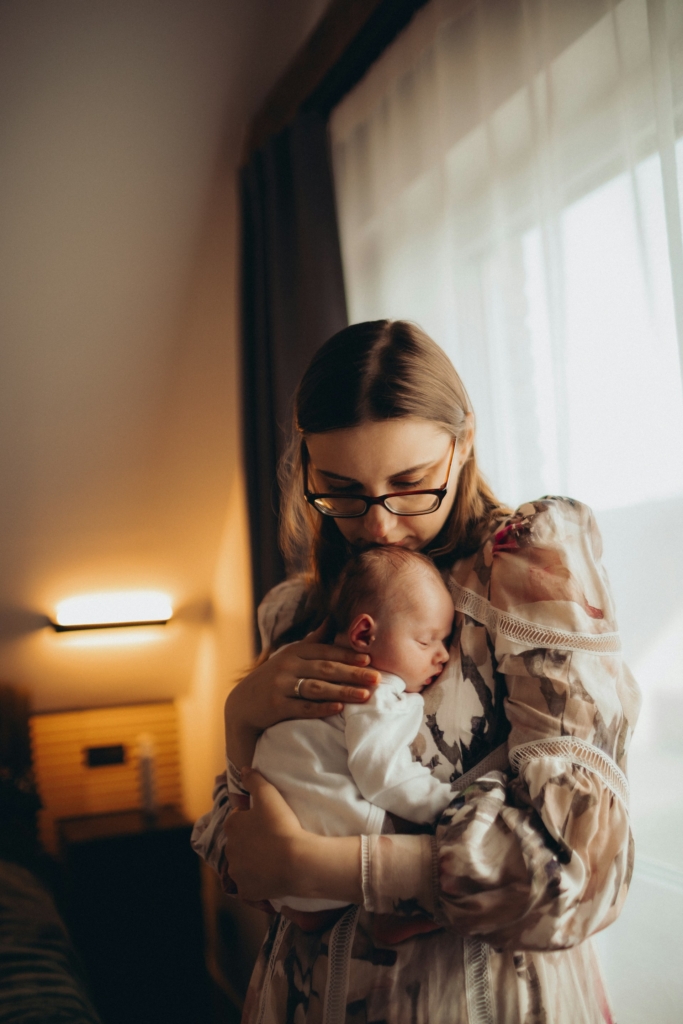 Fiatal anya a kisbabájával