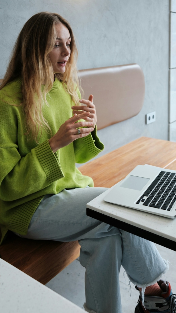 Nő laptopon chatel