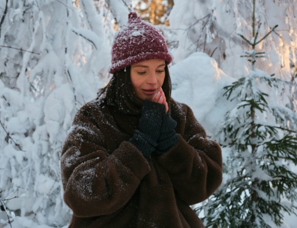 Egy anya gondolatai a hóban állva, átázott zokniban