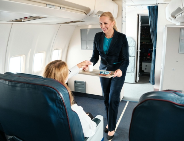 „Ami a földön 3-4 ital, az a levegőben két korty.” – Ezért üt be jobban az a pohárka alkohol a repülőn