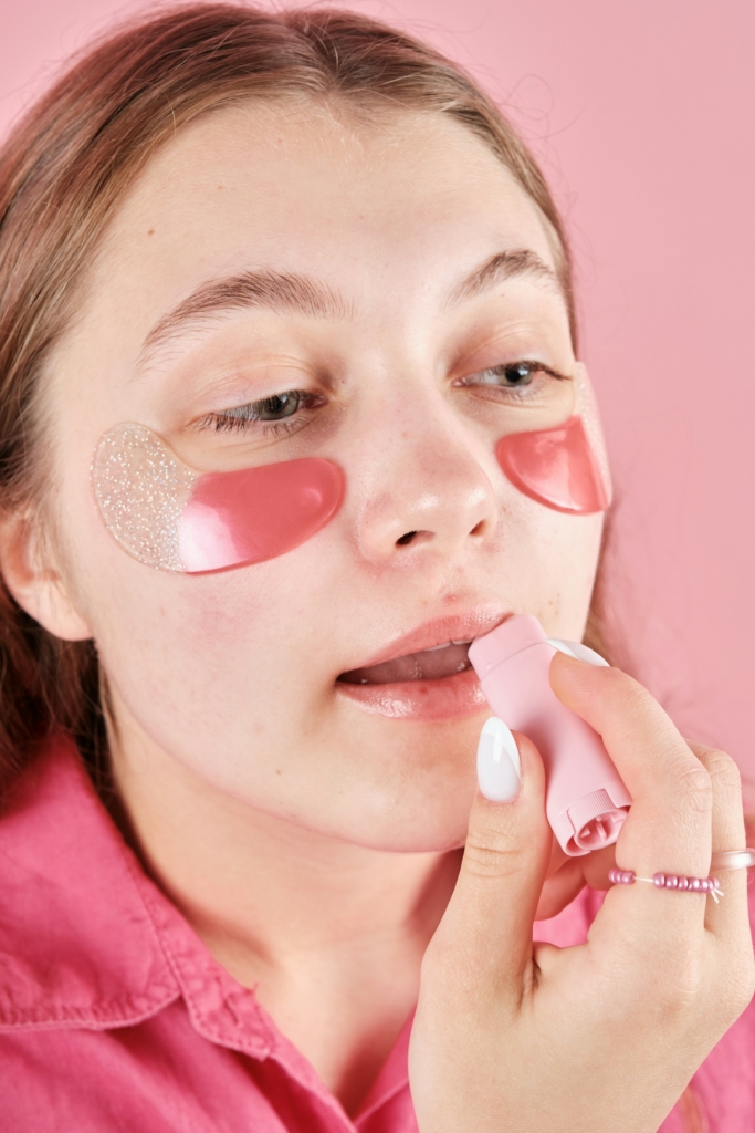 Nő ajakbalzsamot ken a szájára