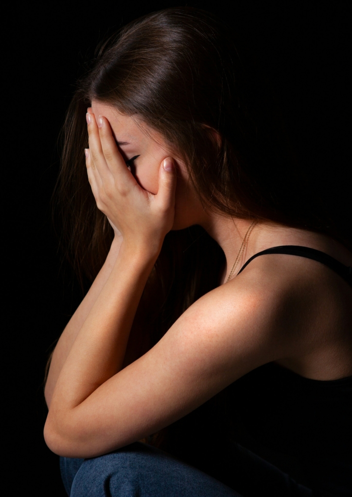 Felnőtt nő a tenyerével takarja a szemeit