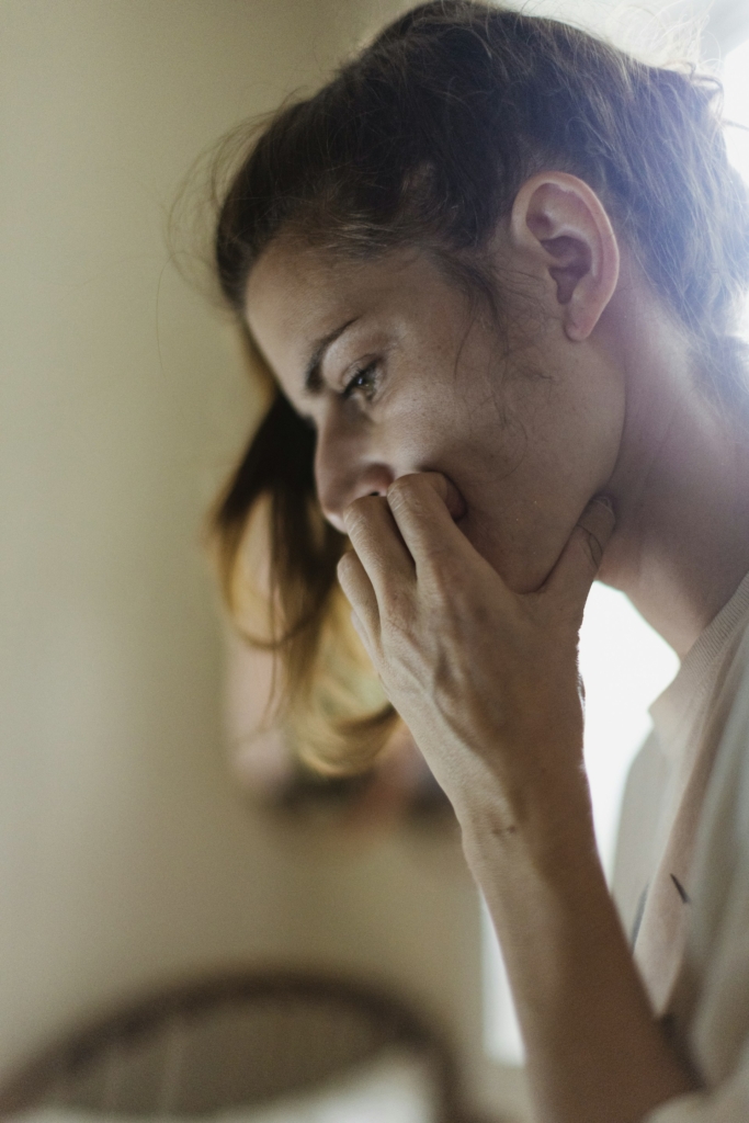 Túlterhelt, stresszes nő oldalprofilból