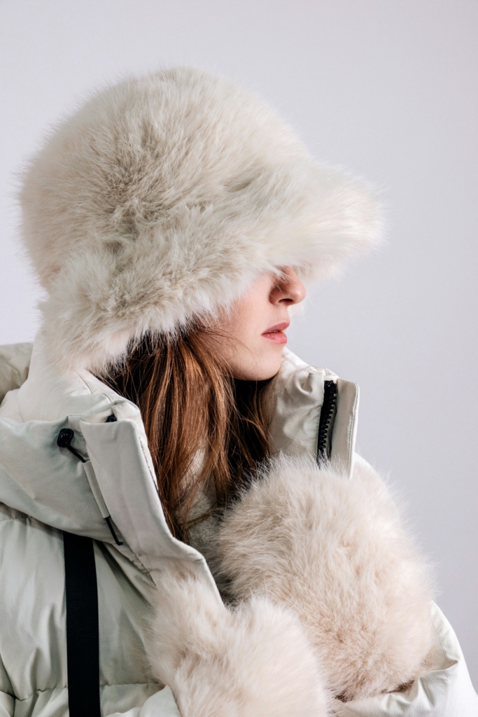 Nő szőrmés téli sapkában portré