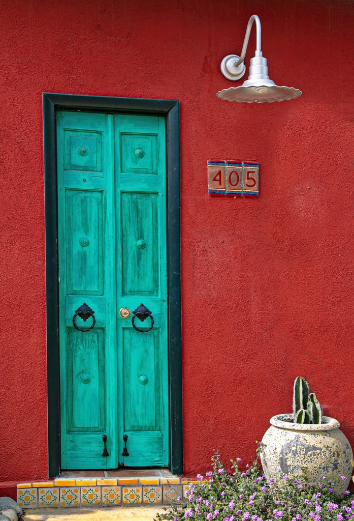 Hangulatos türkiz bejárati ajtó kis vintage lámpával