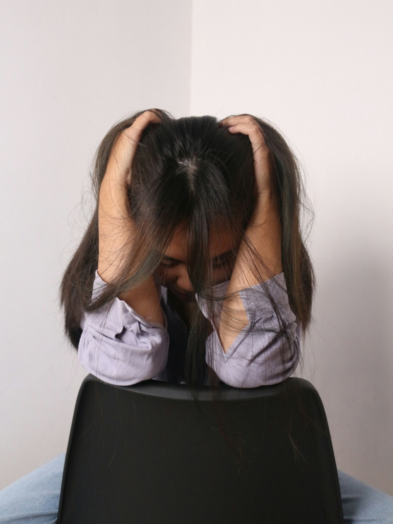 Kislány lehajtott fejjel