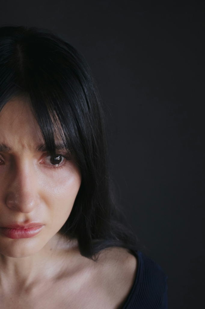 Nő kisírt szemekkel, portré