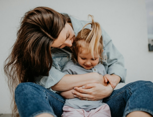 „Egy héttel a szülés után főtt étellel kellett várnom a vendégeket.” – Irreális elvárások, amiknek egy anyának meg kell felelnie