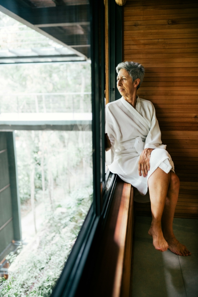 Idős nő a wellnessben egy köntösben