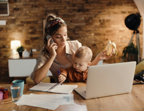 „A legnagyobb hazugság az volt, hogy ez zökkenőmentes lesz” – Nők mesélnek a szülés utáni munkába való visszatérésről