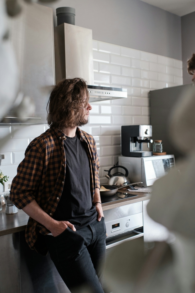 Férfi áll tétlenül a konyhában