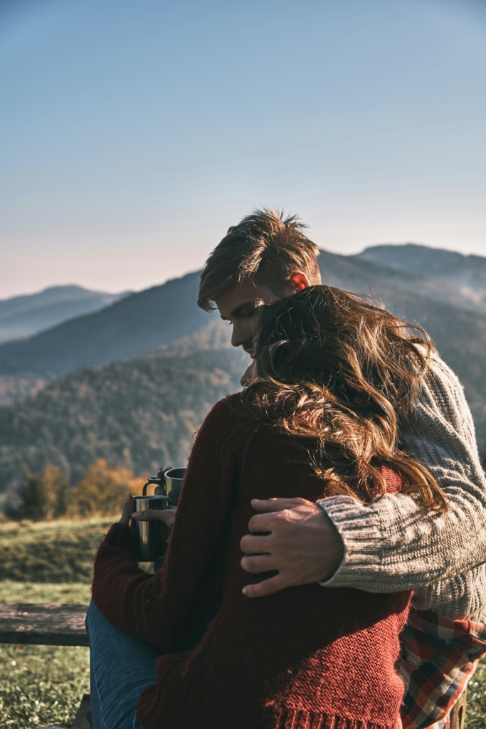 Pár kirándulás közben pihenőt tart, termoszból kávéznak és átölelik egymást