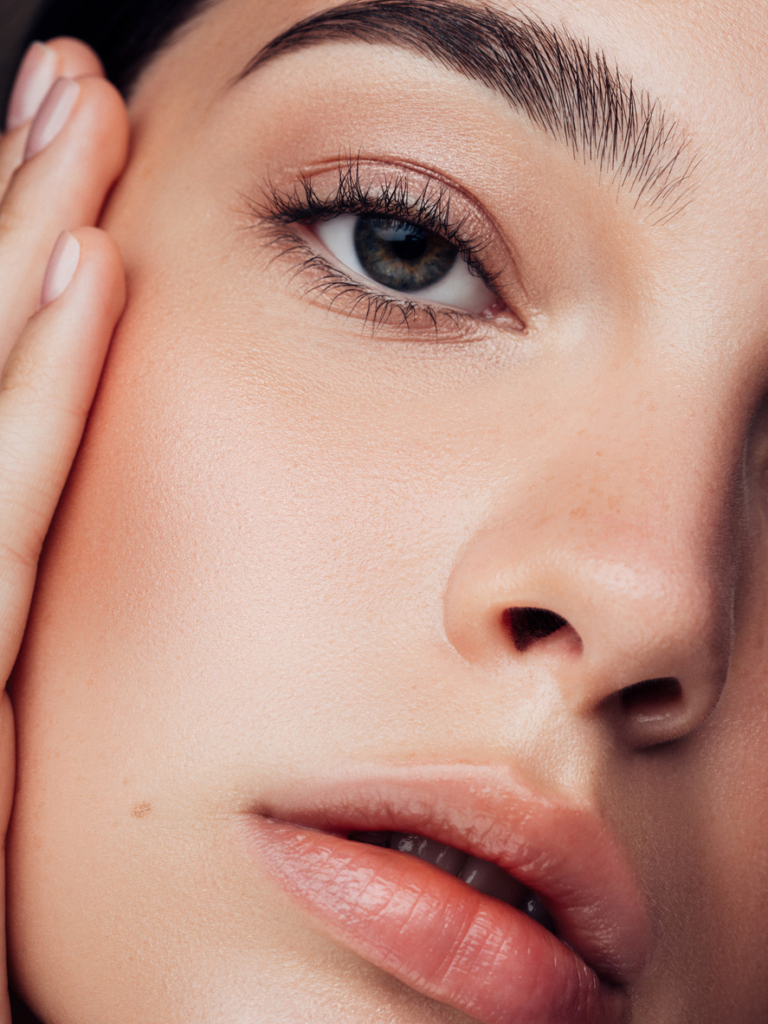 Portré egy tiszta, szép bőrű nőről