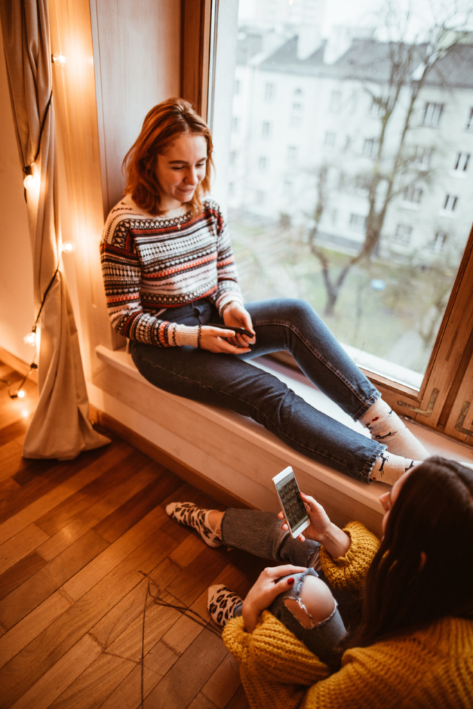 Két fiatal lány beszélget az ünnepek alatt