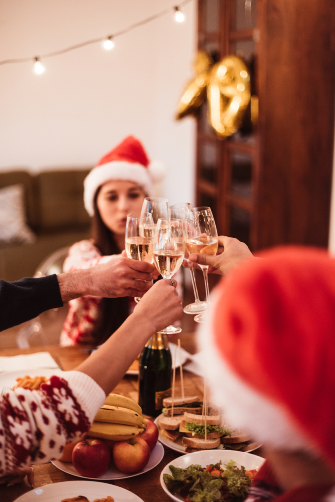 Baráti társaság koccint az asztalnál