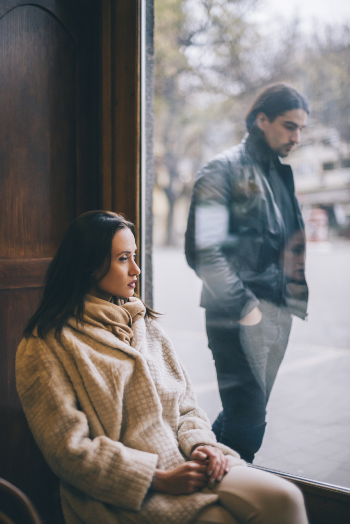 Nő a férfira vár egy kávézóban