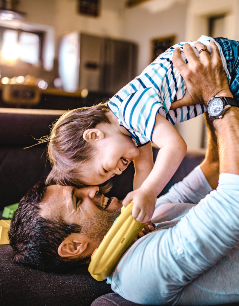 Apa játszik a kisfiával otthon