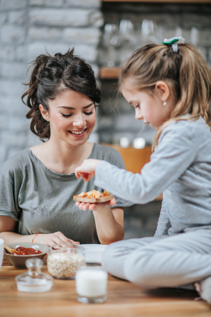 Anya és lánya közösen reggelit készítenek a konyhában