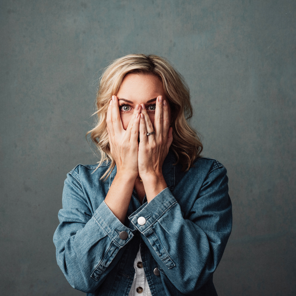 Nő az ujjain át kukucskál