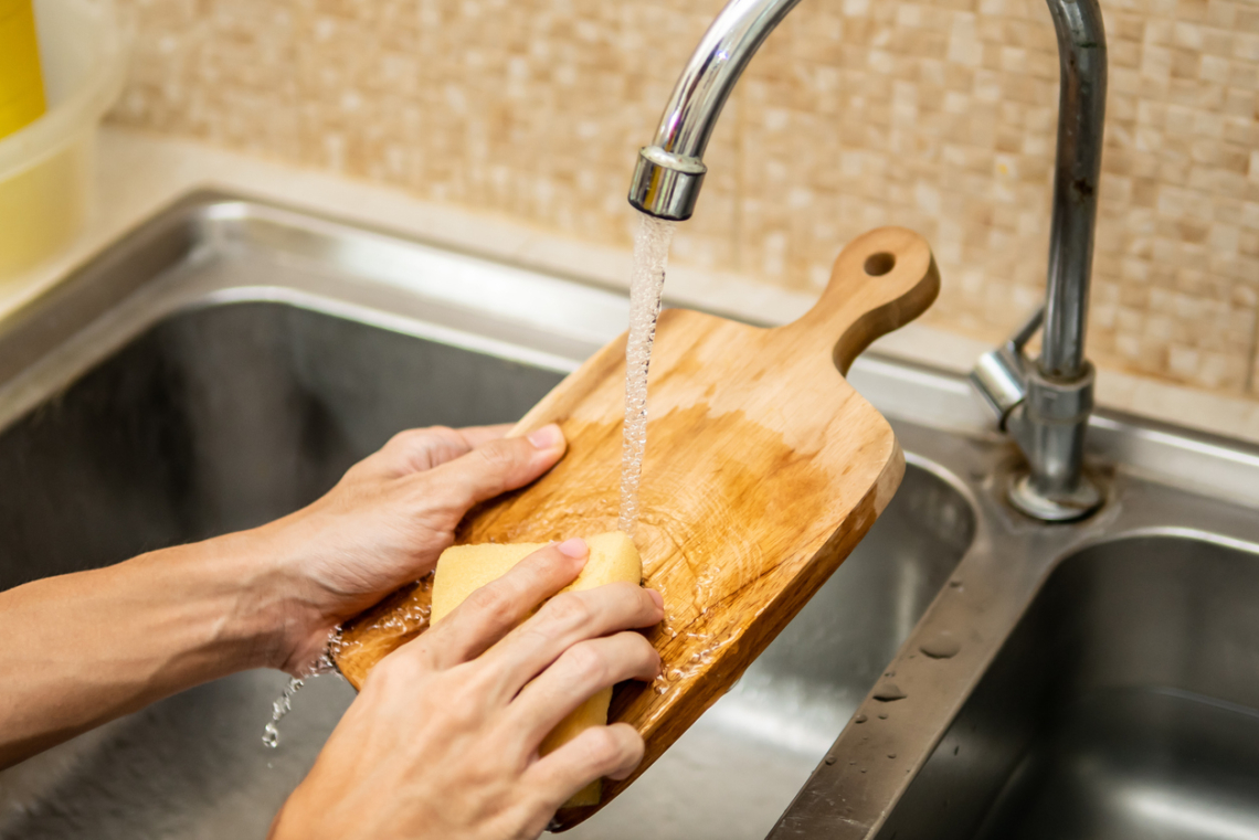 Így tüntesd el egyszerűen a szagokat a fa vágódeszkáról – hatékony és természetes tippek