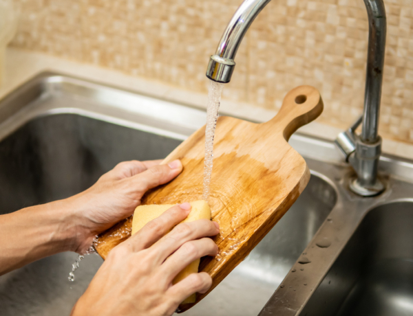 Így tüntesd el egyszerűen a szagokat a fa vágódeszkáról – hatékony és természetes tippek