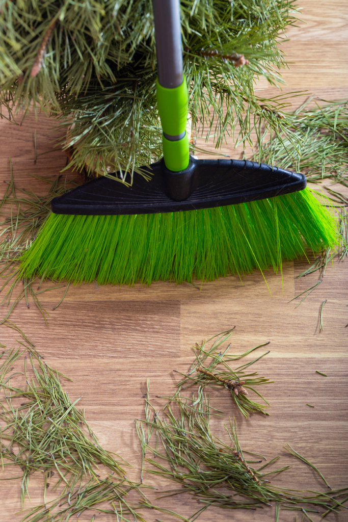 Seprűvel sepert tűlevelek a padlón