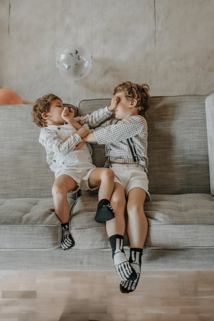 Két testvér verekszik a földön fekve