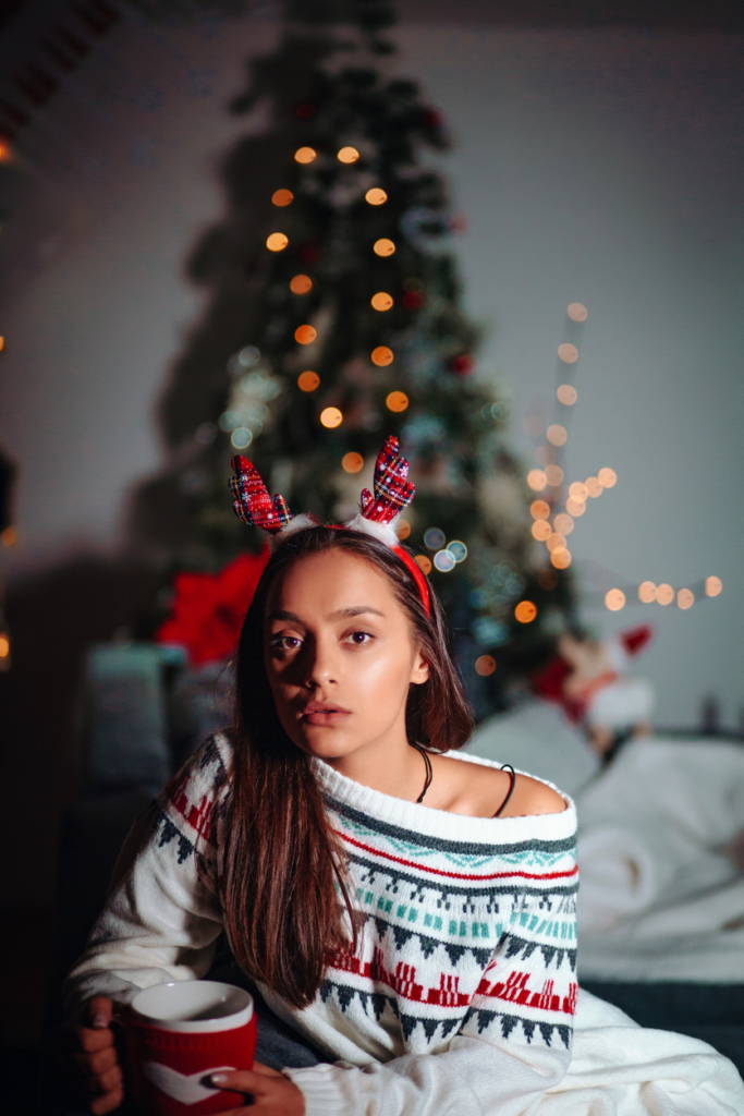 Frau mit traurigem Gesichtsausdruck an Weihnachten