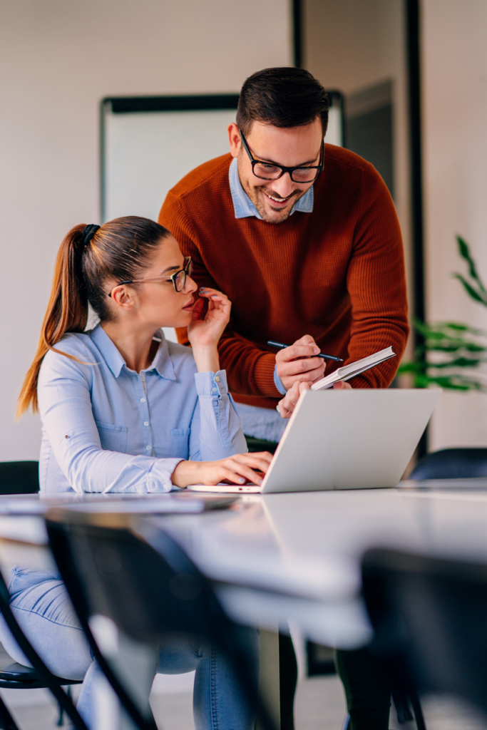 Nő és férfi kolléga egyeztet a feladatokról