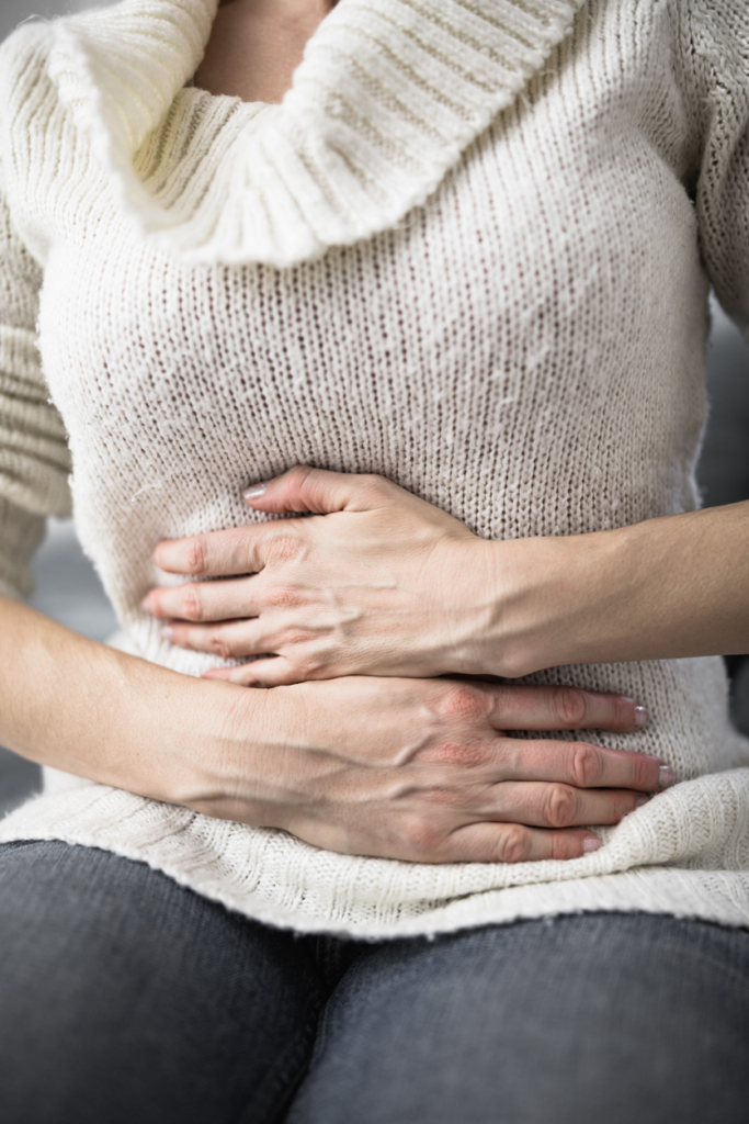 Nő fogja a fájós hasát