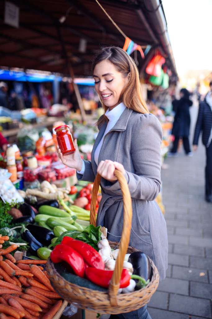 Nő a bio piacon vásárol