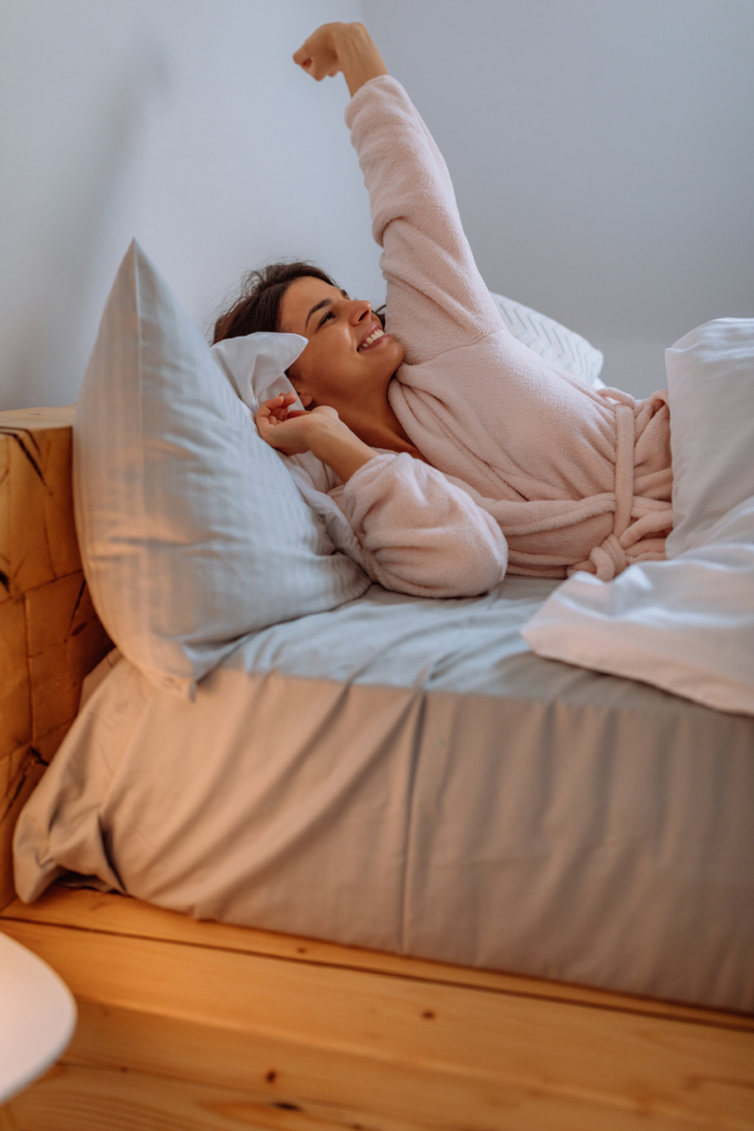 nő reggel ébredezik és nyújtózkodik