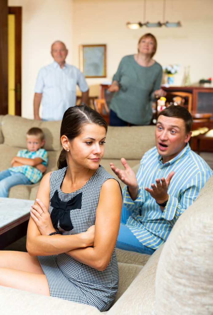 5 tagú család vitatkozik otthon