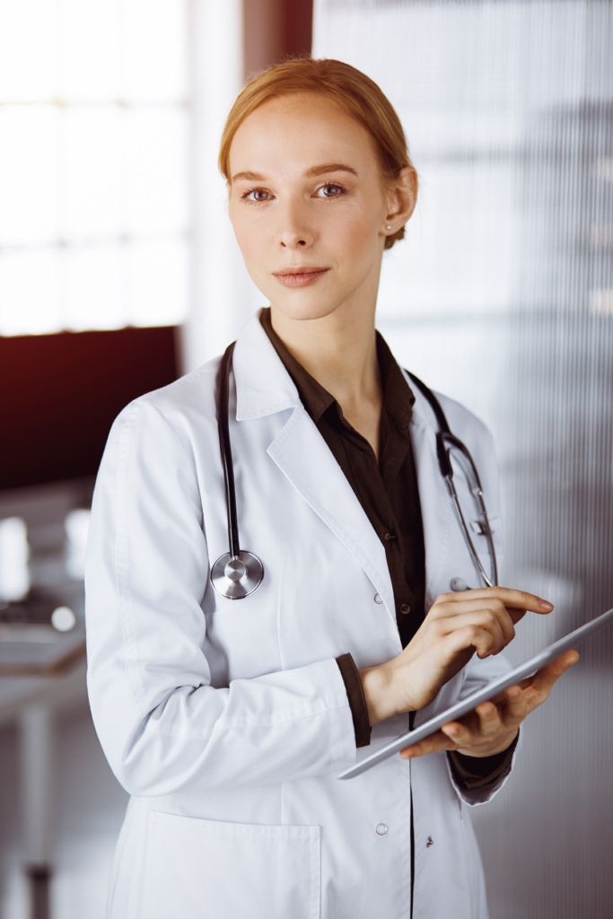 Portré egy fiatal doktornőről munkaruhában