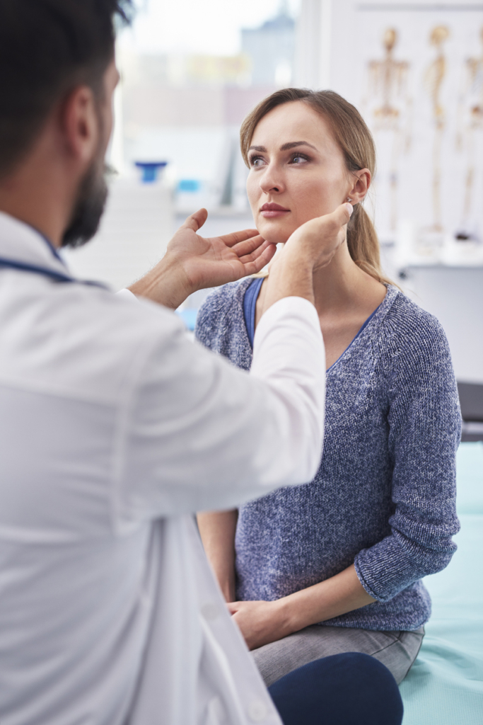 Doktor megvizsgálja a páciens manduláit