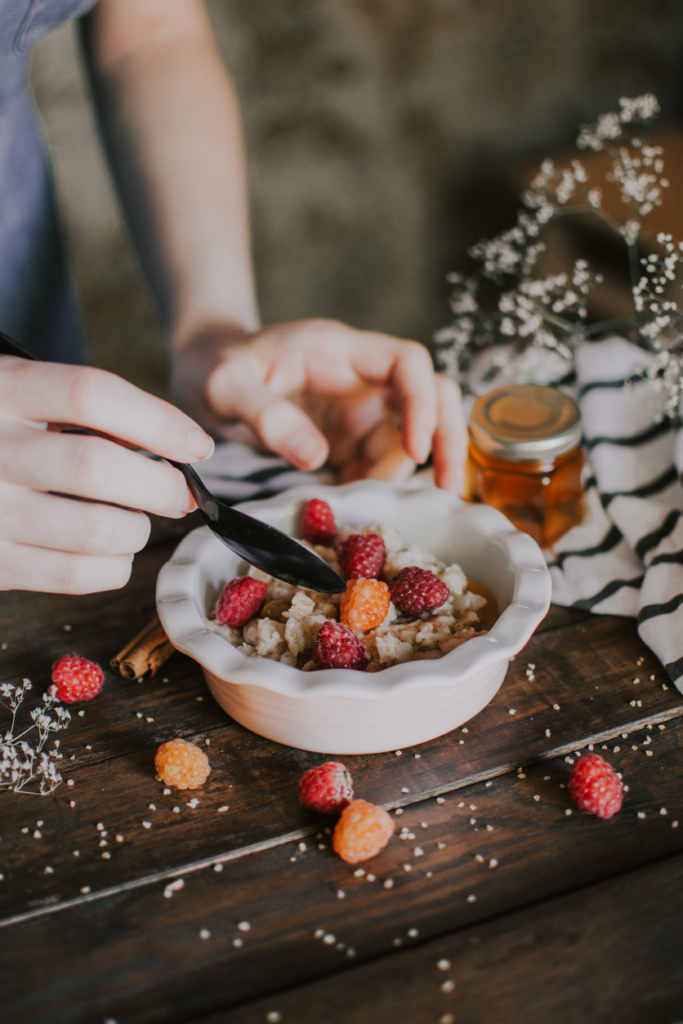 Egészséges reggeli zabpehellyel, málnával és mézzel